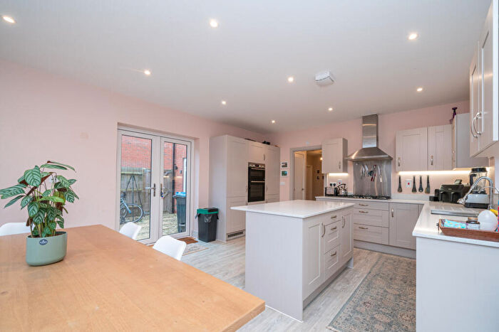 4 Bedroom Detached House For Sale In Vaisey Close, Tring, HP23