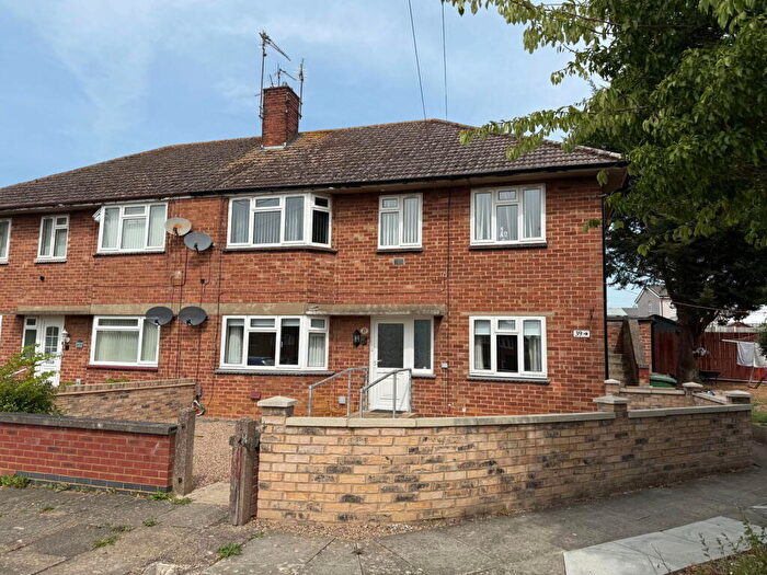 2 Bedroom Flat To Rent In Farndale Avenue, Corby, NN17