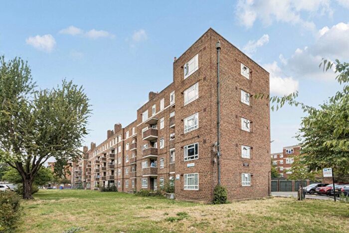 3 Bedroom Apartment For Sale In Elmington Estate, Camberwell, London, SE5