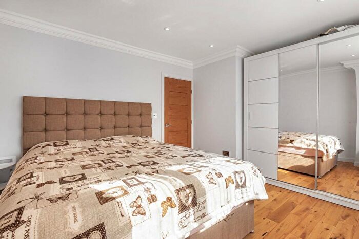 3 Bedroom End Of Terrace House For Sale In Ingram Road, Dartford, DA1