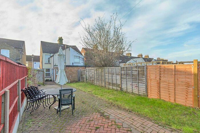 3 Bedroom Link Detached House To Rent In Shortlands Road, Sittingbourne, Kent ME10