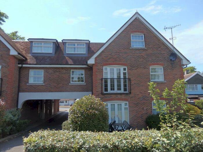 2 Bedroom Flat To Rent In Lower Kingswood, KT20