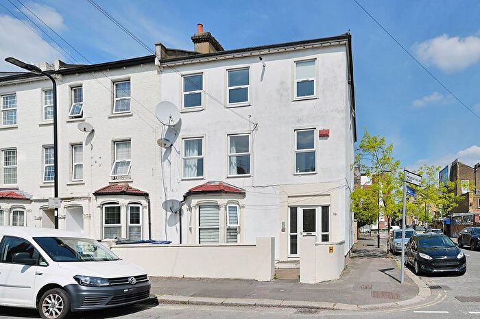 2 Bedroom Flat To Rent In Gloucester Road, Acton, W3