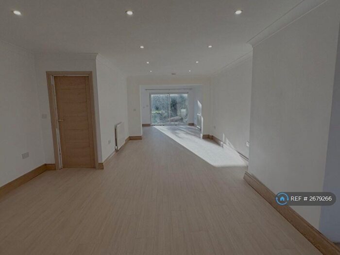 5 Bedroom Detached House To Rent In Crockhamwell Road, Woodley, Reading, RG5