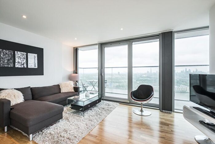 2 Bedroom Apartment To Rent In The Landmark, Canary Wharf, E14