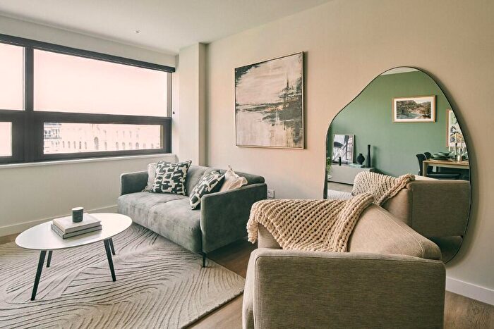 2 Bedroom Apartment To Rent In The Octagon, Birmingham, B3