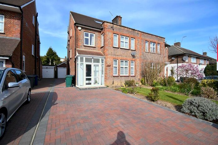 4 Bedroom Semi-Detached House To Rent In Cissbury Ring South, London, N12