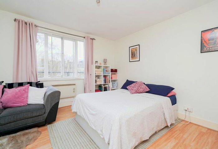 Studio To Rent In Sussex Gardens, London, W2