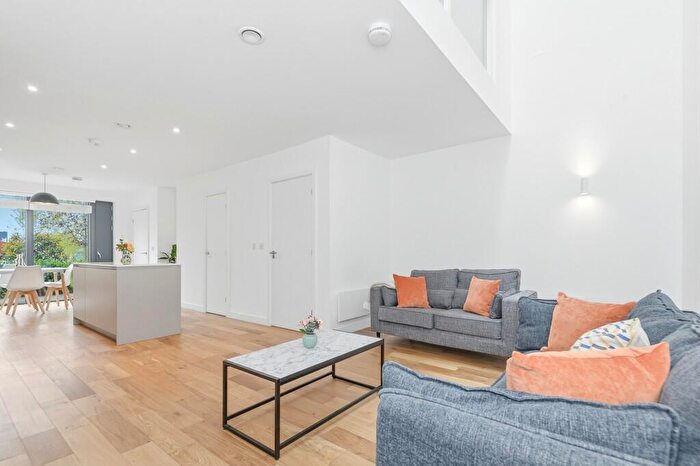 4 Bedroom Town House For Sale In Secret Garden, Leeds, LS9