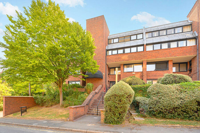 2 Bedroom Flat To Rent In Britten Close, Golders Green, London, NW11
