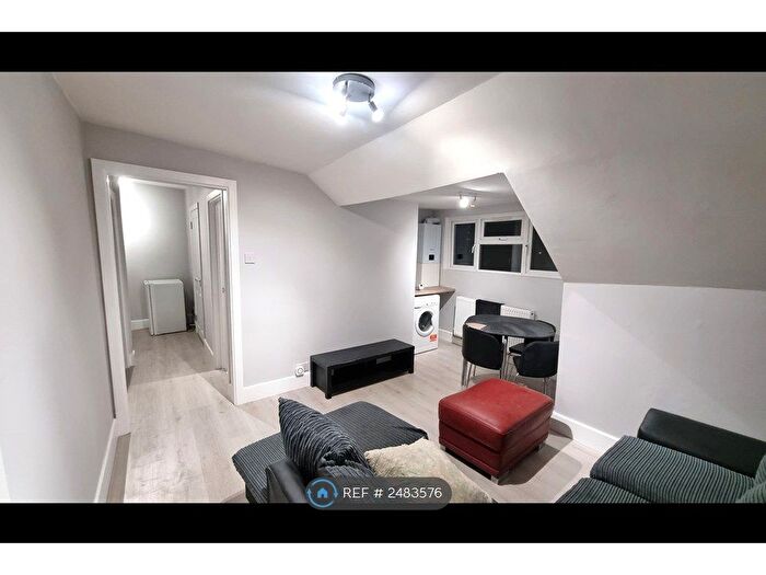 2 Bedroom Flat To Rent In Station Road, London, SE25