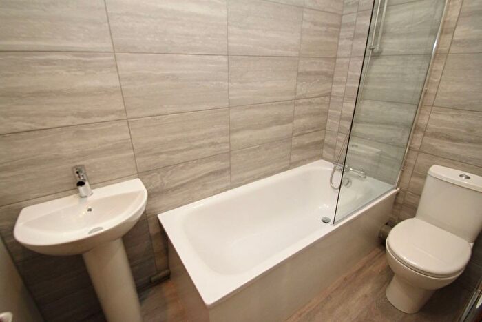 2 Bedroom End Of Terrace House To Rent In Barclay Oval, Woodford Green, IG8