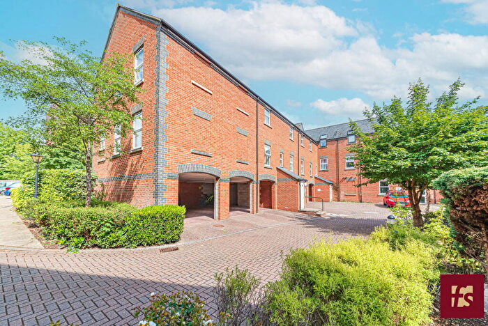 2 Bedroom Apartment For Sale In Heath Hill Road South, Crowthorne, Berkshire, RG45