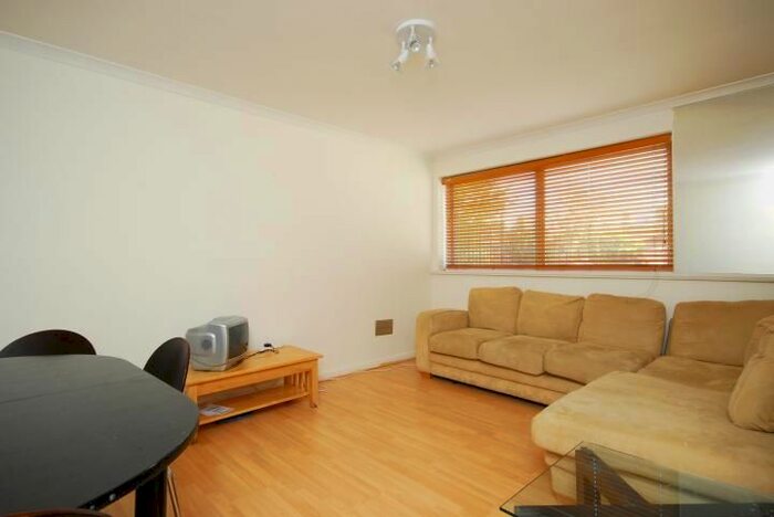 2 Bedroom Flat To Rent In St. Mary Le Park Court, Parkgate Road, Battersea, London, SW11
