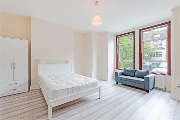 Flat To Rent In Grosvenor Gardens, Willesden Green, NW2
