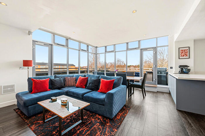 2 Bedroom Apartment For Sale In Lamberts Road, Surbiton, KT5