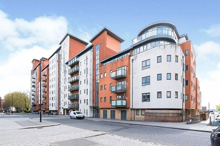 1 Bedroom Flat To Rent In Lower Canal Walk, Southampton, Hampshire, SO14