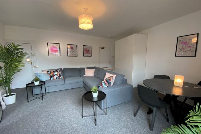 3 Bedroom Flat To Rent In A Wollaton Road, Beeston, NG9