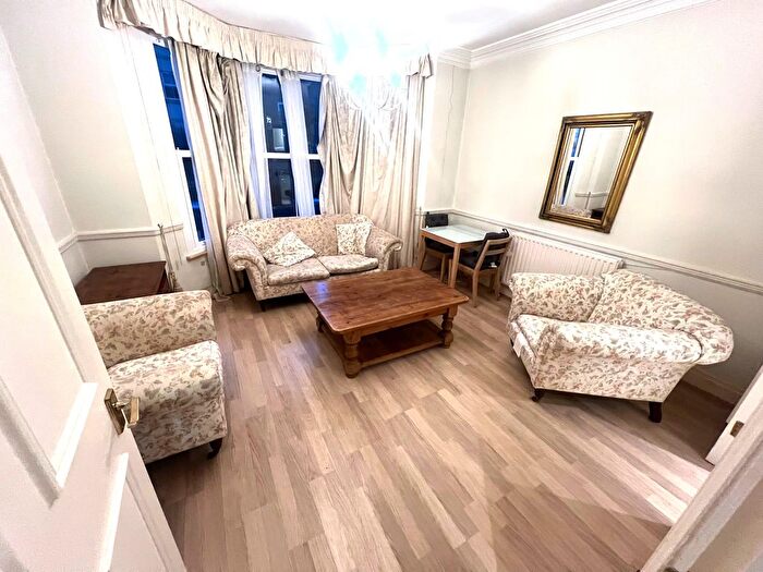 1 Bedroom Flat To Rent In Acton Lane, Chiswick, W4