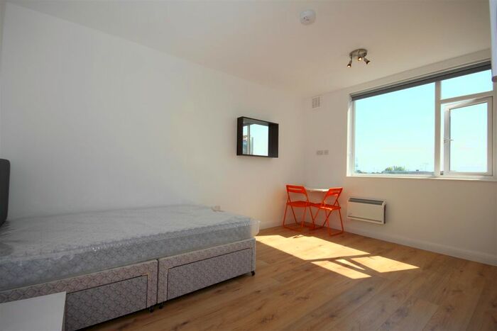 Studio To Rent In High Street, Harlesden, NW10