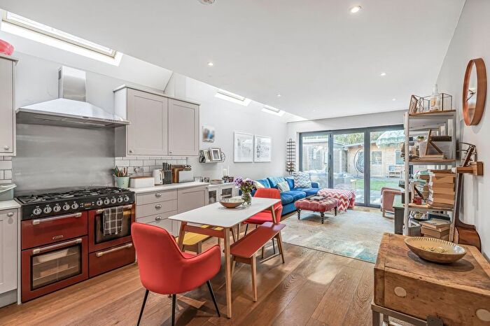 3 Bedroom Flat For Sale In Earlsfield Road, London, SW18