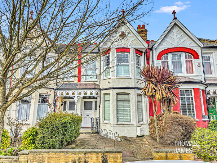 2 Bedroom Flat For Sale In Harlech Road, London, N14