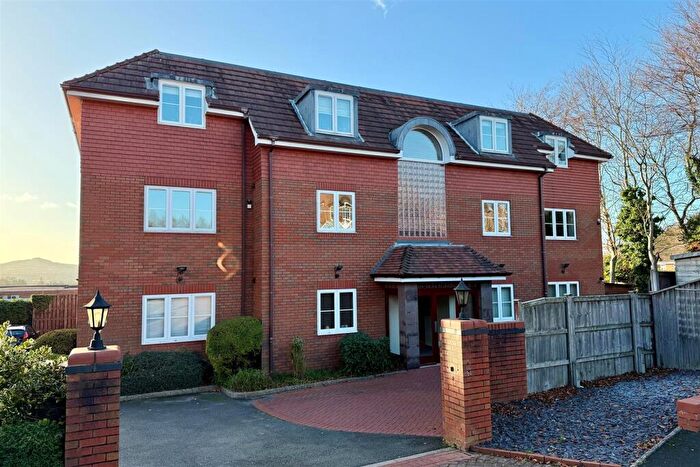 3 Bedroom Apartment For Sale In Newbury Close, Halesowen, B62