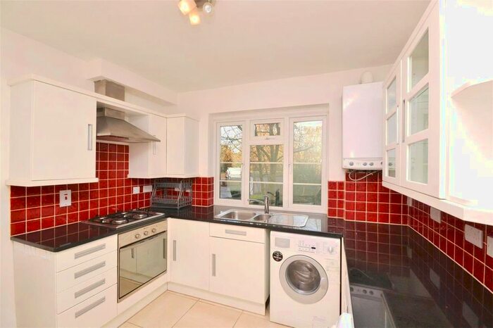 1 Bedroom Flat To Rent In Fernhall, Friern Park, North Finchley, London, N12