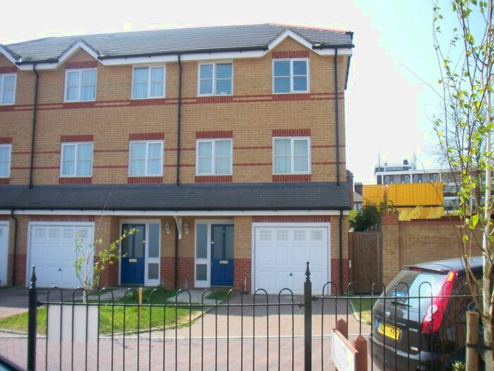 2 Bedroom Flat To Rent In Pickard Close, Southgate, N14