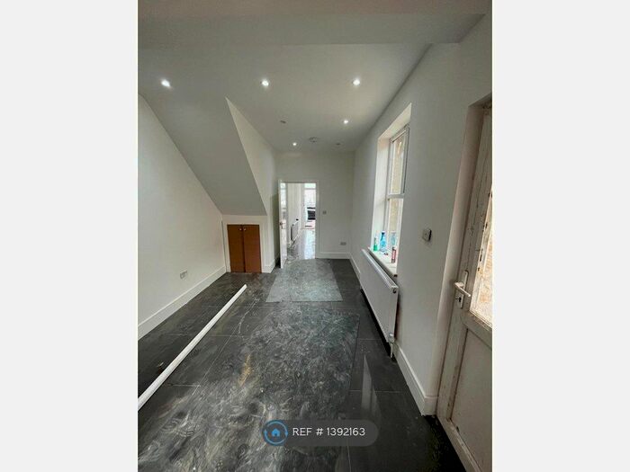 3 Bedroom Maisonette To Rent In Montague Road, Hounslow, TW3