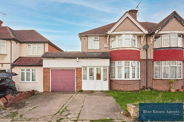 3 Bedroom Semi-detached House For Sale In Blossom Waye, Hounslow, TW5
