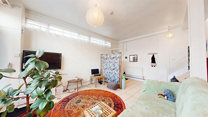 2 Bedroom Mews For Sale In Preston Place, Willesden Green, London, NW2