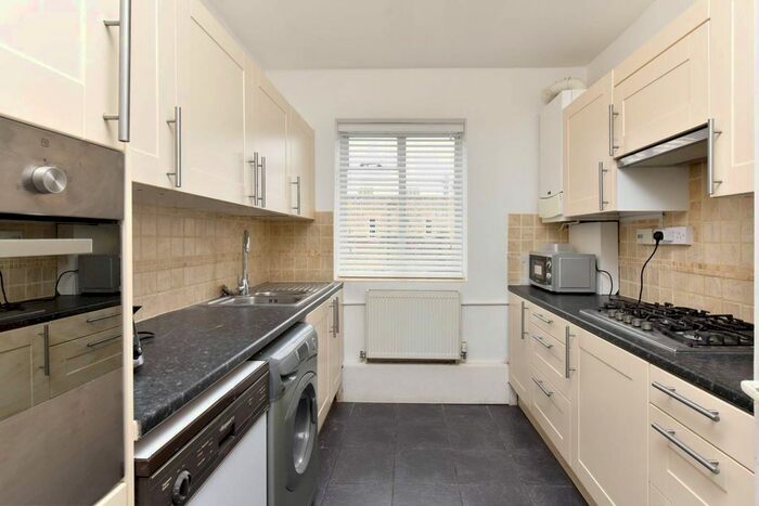 2 Bedroom Flat To Rent In Balham Hill, Balham, London, SW12
