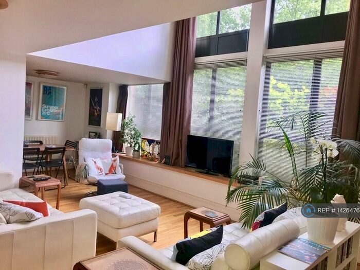 2 Bedroom Flat To Rent In Peckham Road, London, SE5