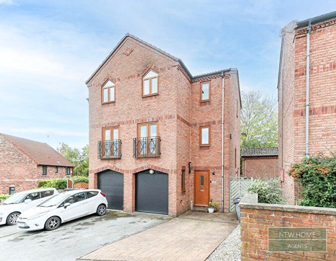 3 Bedroom Semi-Detached House For Sale In Laithe Croft Dodworth, Barnsley, S75