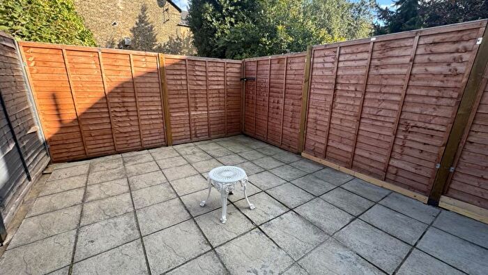 Flat To Rent In Church Lane, Haringey, N8