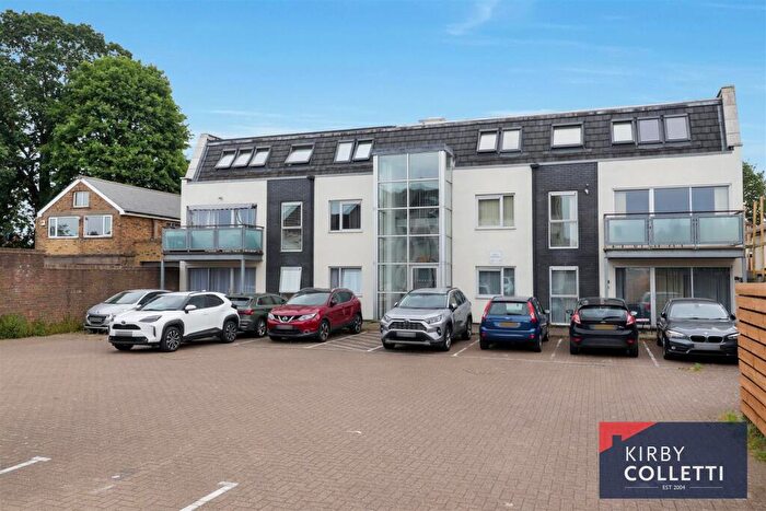 2 Bedroom Apartment For Sale In Turners Hill, Cheshunt, Waltham Cross, EN8