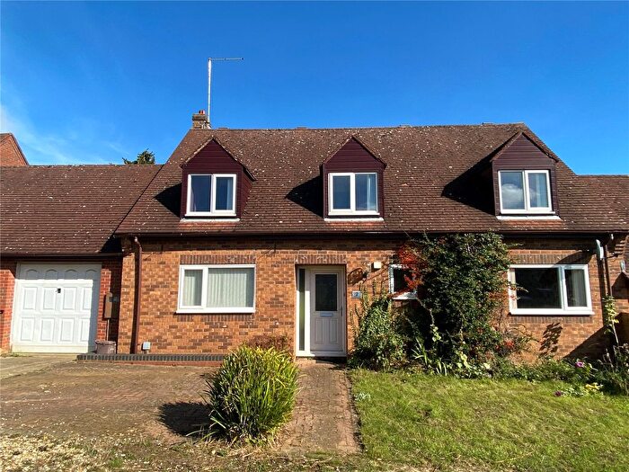 4 Bedroom Link Detached House For Sale In Orchard Close, Badby, Northamptonshire, NN11