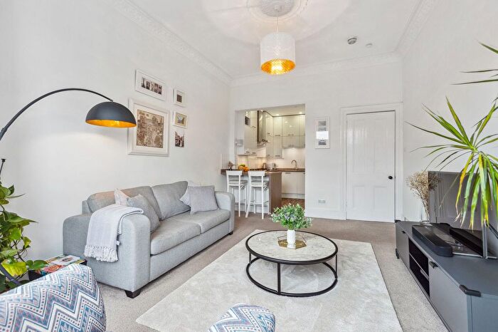 2 Bedroom Flat For Sale In Churchill Drive, Broomhill, G11