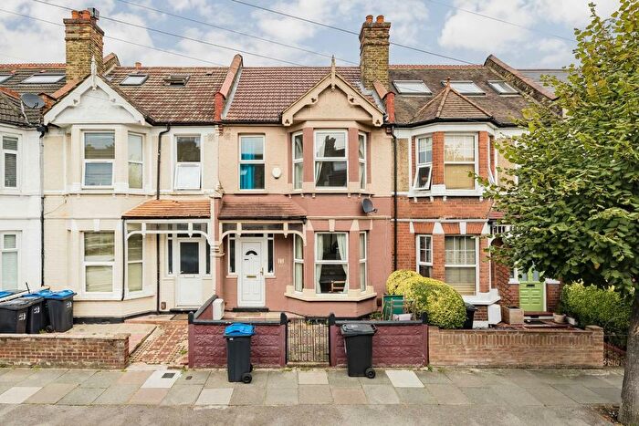 3 Bedroom Flat To Rent In Links Road, Tooting, SW17