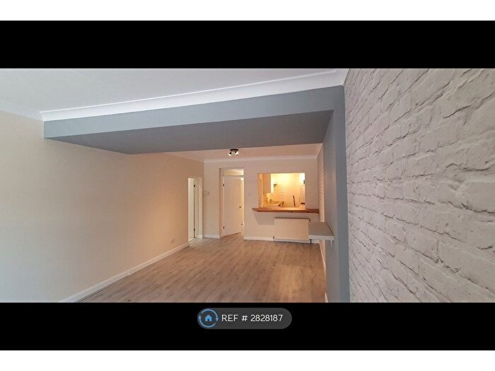 3 Bedroom Flat To Rent In Rainham, Gillingham, ME8