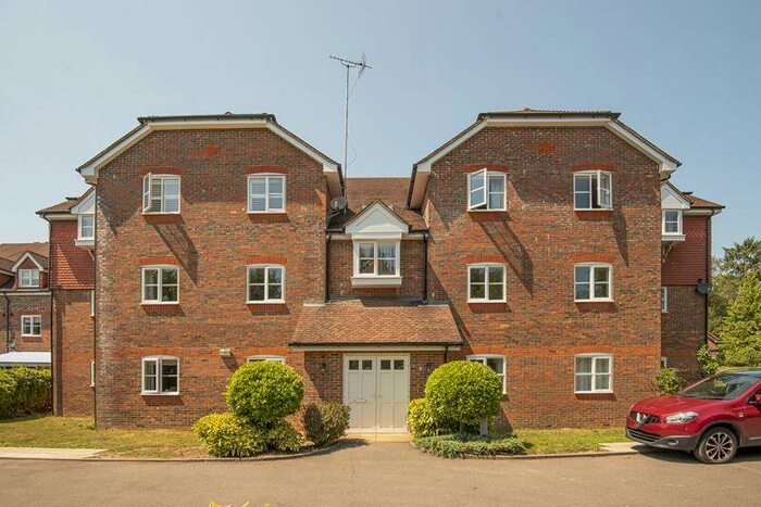 2 Bedroom Flat To Rent In Royal Huts Avenue, Hindhead, GU26