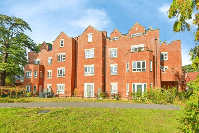 2 Bedroom Apartment For Sale In Tomlinson Court, Welwyn, AL6