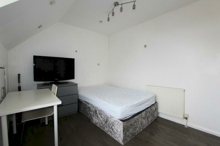 Studio To Rent In Sandringham Road, London, NW11