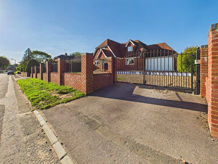 5 Bedroom Detached House For Sale In Fairway Avenue, Tilehurst, Reading, RG30