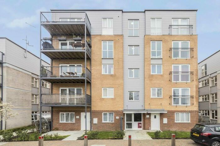 3 Bedroom Flat To Rent In Limerick Close, London, SW12