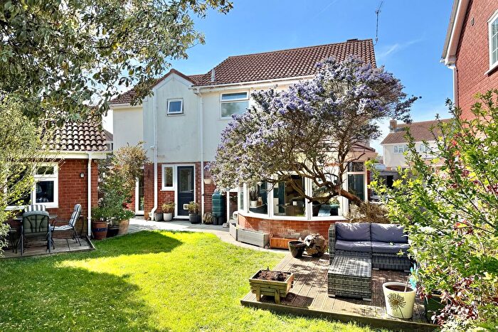 4 Bedroom Detached House For Sale In Wren Close, Hightown, BH24