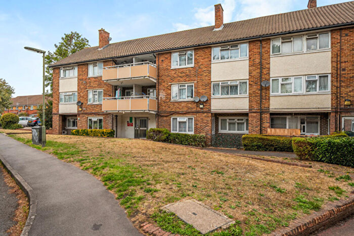 2 Bedroom Apartment For Sale In Alpha Road, Woking, Surrey, GU22