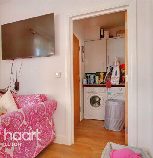 5 Bedroom Semi-Detached House For Sale In Cherry Gate Gardens, Luton, LU1