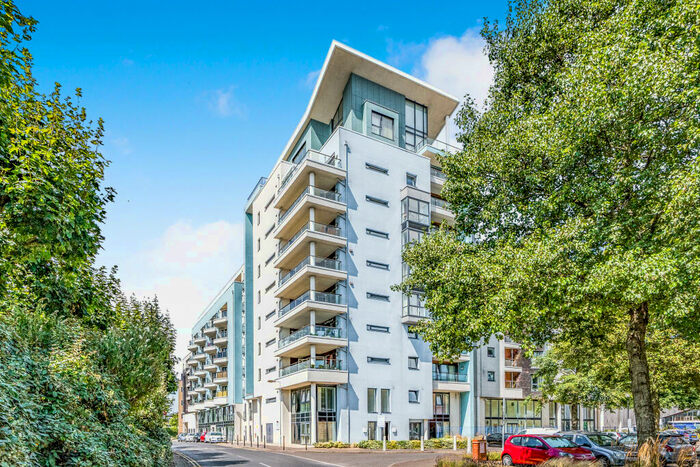 2 Bedroom Apartment To Rent In Sapphire Court, Ocean Village, SO14